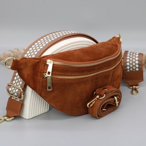 Sac de ventre en cuir en daim brun cognac pour femmes avec options de sangle à motifs supplémentaires, sac à bandoulière en cuir, sac crossbody avec différentes couleurs image 1