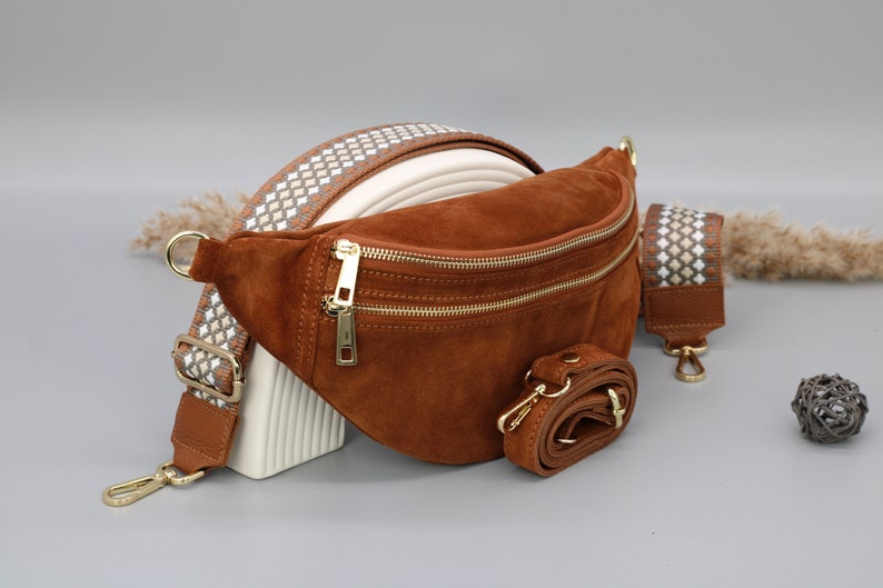 Sac de ventre en cuir en daim brun cognac pour femmes avec options de sangle à motifs supplémentaires, sac à bandoulière en cuir, sac crossbody avec différentes couleurs image 1