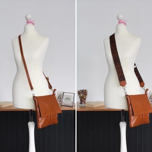 Peut inclure: Un sac bandouli&egrave;re en cuir marron avec fermeture &agrave; rabat est pr&eacute;sent&eacute; sur un mannequin. Le sac a une longue et fine bandouli&egrave;re. Une autre image montre le m&ecirc;me sac avec une bandouli&egrave;re &agrave; motifs.