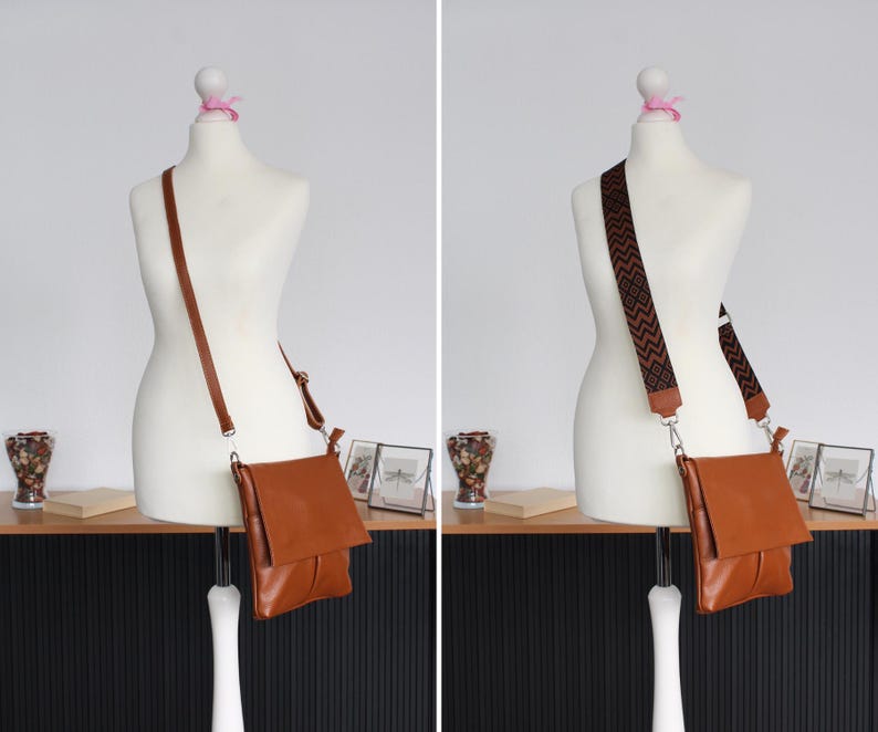 Peut inclure: Un sac bandouli&egrave;re en cuir marron avec fermeture &agrave; rabat est pr&eacute;sent&eacute; sur un mannequin. Le sac a une longue et fine bandouli&egrave;re. Une autre image montre le m&ecirc;me sac avec une bandouli&egrave;re &agrave; motifs.