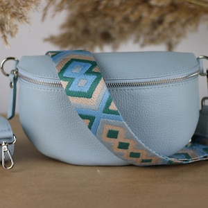 Hellblaue Leder-Bauchtasche für Damen mit extra gemusterten Trägern, Leder-Umhängetasche, Umhängetasche in verschiedenen Größen