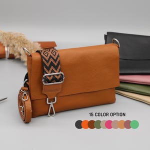 Schlanke Leder Crossbody Bag mit gemusterten Riemen