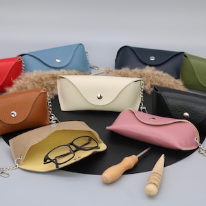 Custodia per occhiali in pelle personalizzata con catena - Porta occhiali da sole con nome personalizzato - Custodia per occhiali fatta a mano in 9 colori - Regalo unisex
