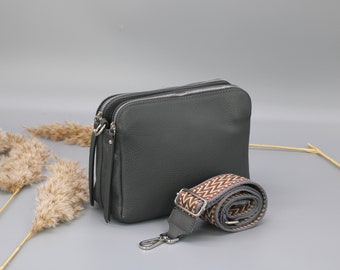 Sac à bandoulière crossbody en cuir gris pour femmes avec sangles à motifs supplémentaires, sac à bandoulière en cuir, sac crossbody avec différentes couleurs