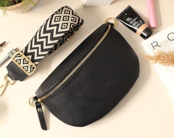 Schwarze Leder Crossbody Bag mit gemusterten Riemen