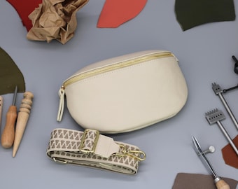 Leren buiktas met gouden hardware, damestas met extra bandjes met patroon, leren schoudertas, crossbodytas met verschillende maten