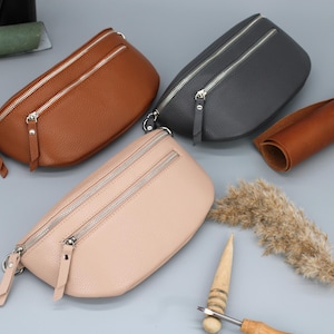 Borsa a tracolla in pelle con tracolla fantasia e tasche con cerniera