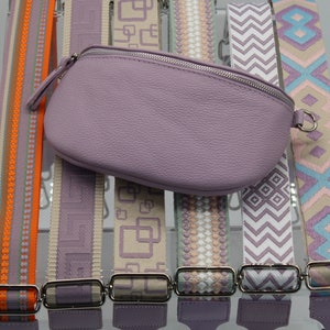 Fliederfarbene Leder Bauchtasche für Frauen mit extra gemusterten Riemen, Leder Schultertasche, Crossbody Bag mit verschiedenen Größen