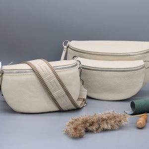 Bauchtasche aus Leder mit silbernen Metallteilen, Frauentasche mit extra gemusterten Riemen, Schultertasche aus Leder mit verschiedenen Größen