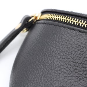 Schwarz Gold Leder Bauchtasche für Frauen mit extra gemusterten Trägern, Leder Schultertasche, Crossbody Tasche mit verschiedenen Größen Bild 9