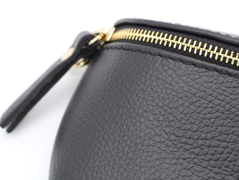 Schwarz Gold Leder Bauchtasche für Frauen mit extra gemusterten Trägern, Leder Schultertasche, Crossbody Tasche mit verschiedenen Größen Bild 9