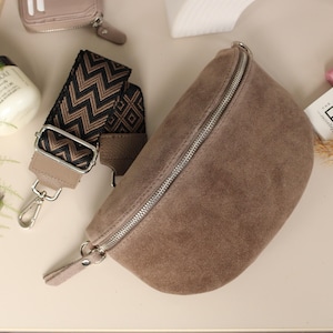 Wildleder Dark Taupe Leder Bauchtasche für Frauen mit extra gemusterten Riemen, Leder Schultertasche, Crossbody Bag mit verschiedenen Größen