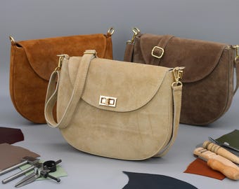 Umhängetasche aus Wildleder: Crossbody mit verstellbarem Gurt