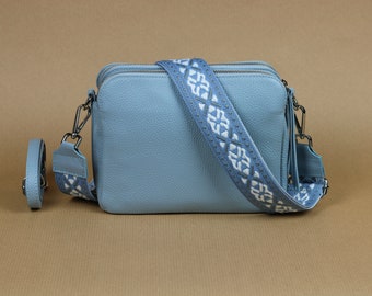Hellblaue Leder-Umhängetasche für Frauen mit extra gemusterten Riemen, Leder-Schultertasche, Crossbody-Tasche mit verschiedenen Farben