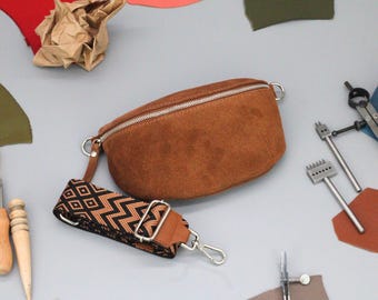 Sac banane en cuir suédé avec bandoulière à motif - Sac à bandoulière