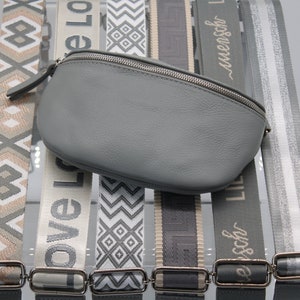 Graue Leder Bauchtasche für Frauen mit extra gemusterten Riemen, Leder Schultertasche, Crossbody Bag mit verschiedenen Größen