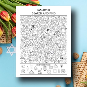 以下が含まれることがあります： 「Passover Search and Find」のテキストと白黒のイラストが描かれた、白いパスオーバーをテーマにしたアクティビティシート。シートは、マッツァー、クルミ、チューリップ、ダビデの星の装飾で、水色の表面に囲まれています。
