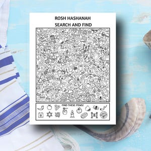Puede incluir: Una hoja de actividades de búsqueda y hallazgo de Rosh Hashaná en blanco y negro que presenta una cuadrícula de varias ilustraciones pequeñas de arte lineal y una sección inferior etiquetada FIND THESE ITEMS con iconos específicos.
