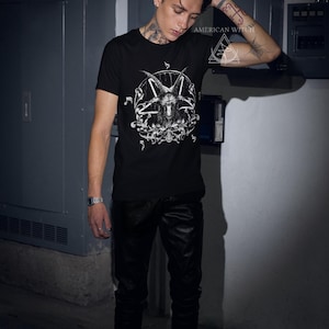 Koszulka z gotyckim pentagramem, koszulka unisex z okrągłym dekoltem Baphomet i Beauty, prezent dla gotów, prezent dla czarownic, koszulka Witchcore zdjęcie 2