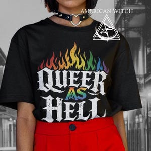 Koszulka Queer As Hell z tęczowym płomieniem | Tęczowy podkoszulek Ally | Koszulka z grafiką LGBTQ Pride | Koszulka American Witch Pride