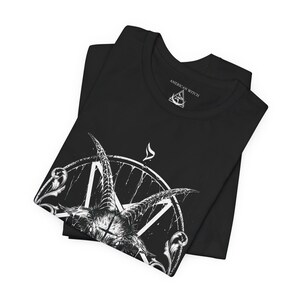 Koszulka z gotyckim pentagramem, koszulka unisex z okrągłym dekoltem Baphomet i Beauty, prezent dla gotów, prezent dla czarownic, koszulka Witchcore zdjęcie 7