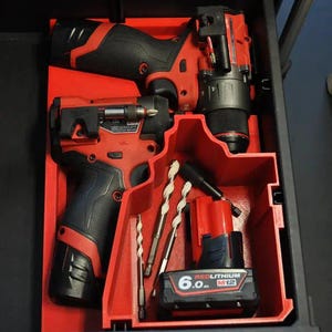 Könnte beinhalten: Roter und schwarzer Milwaukee Packout Werkzeug-Organizer-Einsatz mit zwei Schraubendrehern und einem 6,0 Ah RedLithium M12 Akku. Werkzeuge und Packout nicht im Lieferumfang enthalten - nur Einsatz.