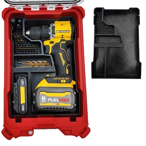Op de afbeelding: Een rode gereedschapskist met een gele en zwarte draadloze boormachine, batterij en boorbits. De boormachine is gemarkeerd met "20V BRUSHLESS" en "FLEXVOLT 6 AH". Een zwarte lade bevindt zich rechts van de gereedschapskist.