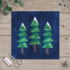 Könnte beinhalten: Ein quadratisches Stoffstück mit einem Quilt-Design von drei stilisierten Weihnachtsbäumen vor einem dunkelblauen Sternenhintergrund. Die Bäume bestehen aus grün gemustertem Stoff, braunen Stämmen und weißen Akzenten. Das Design erinnert an eine Winternachtszene.