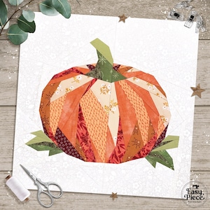 Op de afbeelding: Een patchwork pompoenontwerp in oranje, rode en groene tinten, met een groene stengel en bladeren. Het ontwerp is gemaakt van stukken stof op een witte achtergrond. De tekst "Easy Piece Patterns" is zichtbaar.