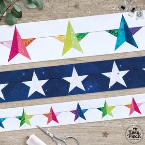 Könnte beinhalten: Nahaufnahme von drei Stoffstreifen mit Sternmustern. Ein Streifen hat weiße Sterne auf marineblauem Hintergrund, ein anderer hat bunte Sterne auf weißem Hintergrund, und der dritte hat mehrfarbige Sterne. Nähzubehör ist sichtbar.