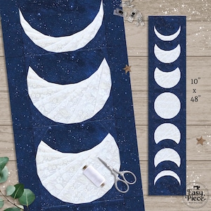 Könnte beinhalten: Ein Quilt-Panel mit Himmelsmotiven mit weißen Halbmondformen auf einem dunkelblauen Sternenhintergrund. Ein passendes Panel zeigt Mondphasen. Die Abmessungen betragen 25,4 cm x 121,9 cm.