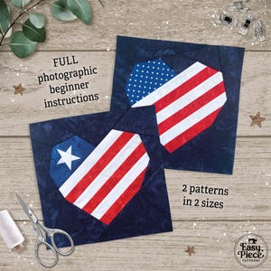 Op de afbeelding: Twee hartvormige stofpatronen met rood-witte strepen en blauwe velden met witte sterren en stippen, die lijken op de Amerikaanse vlag. De tekst luidt "FULL photographic beginner instructions" en "2 patterns in 2 sizes."