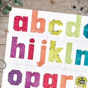 Puede incluir: Primer plano de un alfabeto de tela, con las letras a a r, cada una hecha de tela estampada colorida. Las letras están dispuestas sobre una cuadrícula blanca, mostrando diseños florales y geométricos. El logotipo de Easy Piece Patterns es visible.
