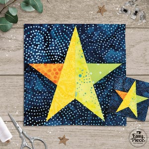 Peut inclure: Un grand bloc de patchwork en forme d'étoile colorée, avec un petit bloc assorti. L'étoile est composée de tissus jaunes, oranges et verts sur un fond bleu foncé à pois blancs. Les blocs sont posés sur une surface en bois.