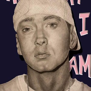 Könnte beinhalten: Bleistiftzeichnung eines Mannes mit hellbrauner Kappe und weißem T-Shirt. Der Text "THE WAY I AM" steht in rosa Buchstaben über dem Kopf des Mannes. Eine silberne Kette liegt um seinen Hals.