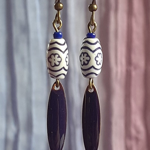 Petites Boucles d'oreille pendantes, prune & blanc