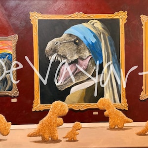 Puede incluir: Una pintura artística que representa una escena de museo con nuggets de pollo con forma de dinosaurio frente a parodias enmarcadas de obras de arte famosas. La pieza central es un T-Rex con un pañuelo azul. El texto "De Vayart" es visible.