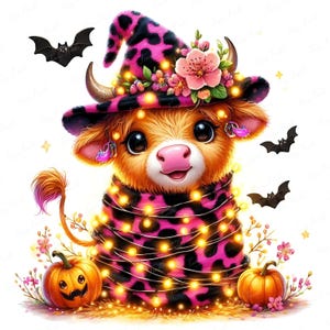 Può includere: Un'illustrazione stravagante di una mucca addobbata per Halloween. La mucca indossa un cappello e una sciarpa da strega con stampa leopardata rosa e nera, avvolta da luci fatate. Due zucche intagliate e pipistrelli completano la scena festosa. La mucca ha grandi occhi e un naso rosa.