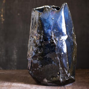 Handgemachte blaue und schwarze Keramikvase: Japandi Ikebana Blumenarrangement Gefäß