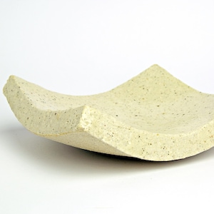 Piatto da portata in ceramica smaltata a mano: Wabi-Sabi Gres