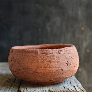 Runder handgemachter Bonsaitopf aus Keramik oder für Caudex oder Sukkulentenpflanze oder Baum. Unglasierter wilder Ton Wabi-Sabi Blumentopf mit Drainageloch.