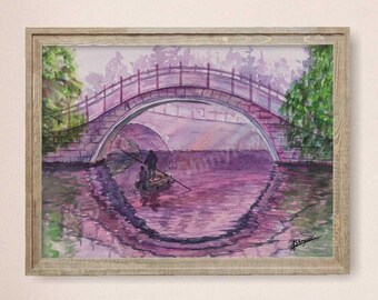 Può includere: Un dipinto ad acquerello di un ponte su un fiume con una barca nell'acqua. Il ponte è rosso e l'acqua è viola. Il dipinto è incorniciato in una cornice di legno chiaro.
