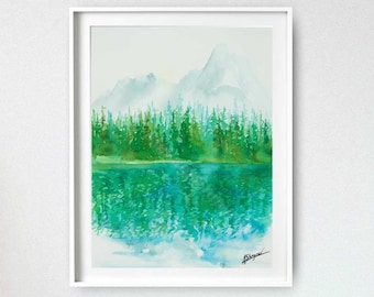 Può includere: Un dipinto ad acquerello incorniciato raffigura un paesaggio sereno. L'opera presenta una catena montuosa sullo sfondo, una fila di alberi verdi e uno specchio d'acqua riflettente nelle tonalità del verde e del blu. Il dipinto è racchiuso in una cornice bianca.