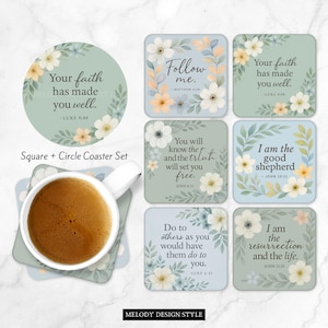 Puede incluir: Un juego de posavasos con un diseño redondo y cuadrado, con motivos florales y citas inspiradoras. Los posavasos tienen un fondo azul claro con flores blancas, amarillas y melocotón. Una taza de café descansa sobre uno de los posavasos.