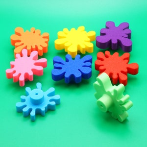 Pode incluir: Um conjunto de nove peças de espuma coloridas em forma de estrela. As peças são de várias cores, incluindo vermelho, laranja, amarelo, verde, azul e roxo.