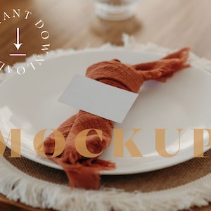 Coloque la tarjeta de nombre Flat Lay Mockup. Soporte para lugar de boda rústico naranja óxido (16)
