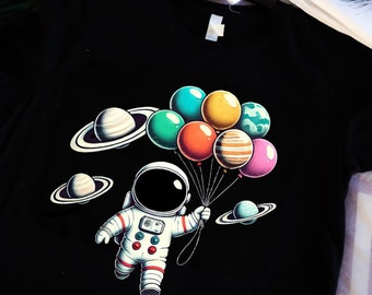 Camiseta espacial con astronauta flotante y planetas en forma de globo: la camiseta perfecta para entusiastas de la ciencia, amantes del espacio y astrofísicos
