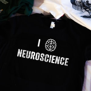 I Herz / Gehirn Neurowissenschaftliches Wissenschafts-T-Shirt - Das perfekte T-Shirt für Wissenschaftsbegeisterte, Wissenschaftler, Biologen und Mikrobiologen