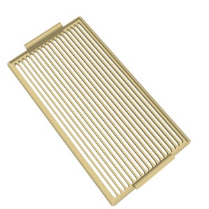 Puede incluir: Una bandeja rectangular de color beige claro con una serie de ranuras verticales paralelas. La bandeja tiene un borde elevado y dos asas rectangulares en lados opuestos. El dise&ntilde;o es simple y moderno.