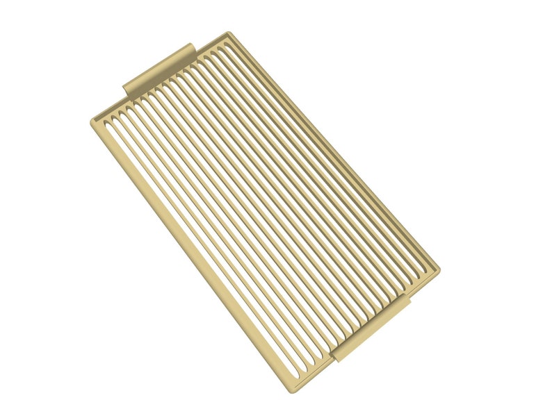 Puede incluir: Una bandeja rectangular de color beige claro con una serie de ranuras verticales paralelas. La bandeja tiene un borde elevado y dos asas rectangulares en lados opuestos. El dise&ntilde;o es simple y moderno.